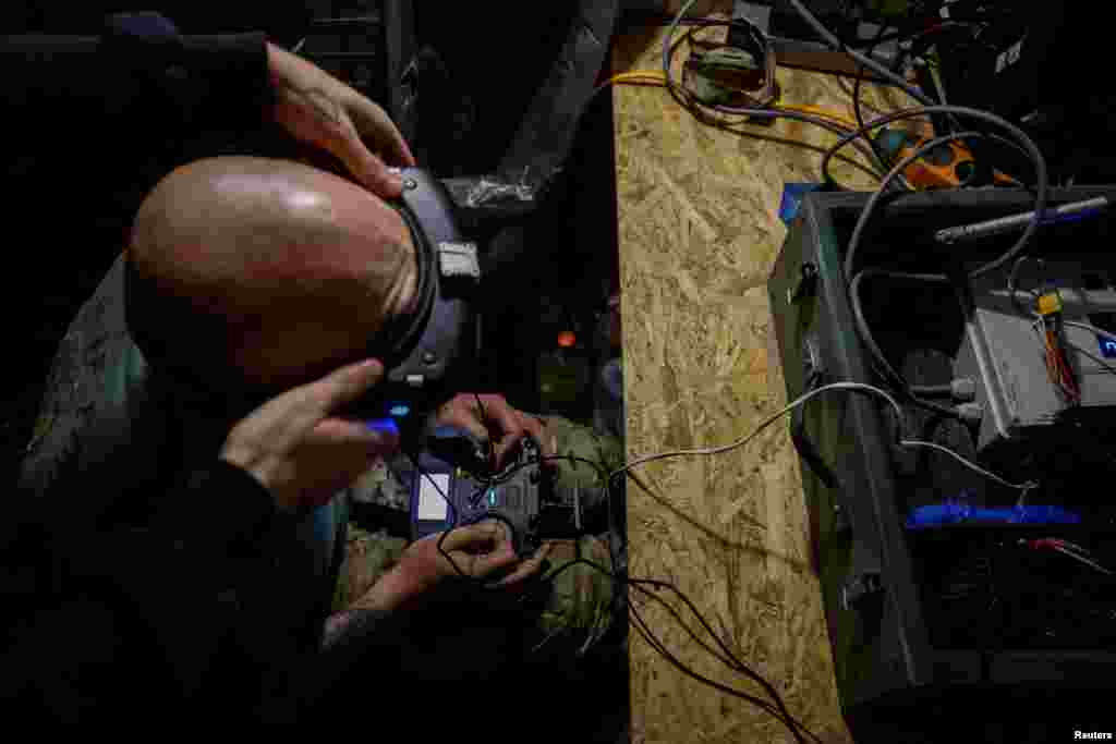 Украиналык жоокер согуш линиясындагы орусиялык турумдарга байкоо салууда. Днепропетровск облусу. 