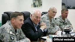 دیک چنی به همراه فرماندهان نظامی آمریکا در جریان دیدار از عراق