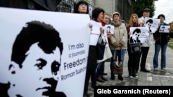 Акція з вимогою звільнення Романа Сущенка під російським посольством у Києві