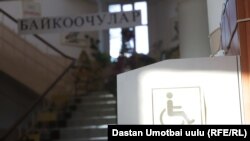 Ош шаарындагы шайлоо участокторунун биринде тартылган сүрөт. 