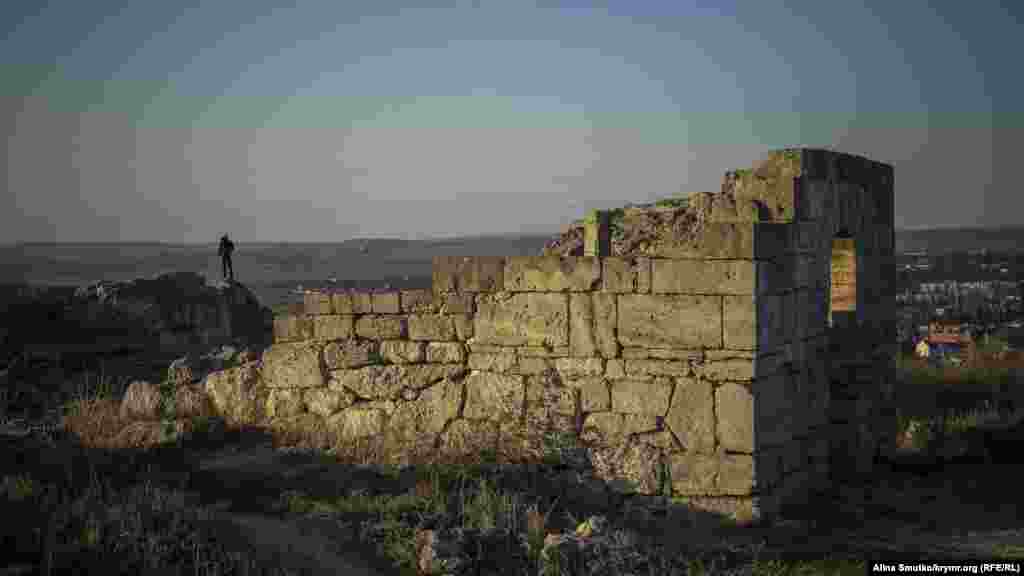 Руины античного города Пантикапея на горе Митридат, Керчь, 10 ноября 2016 года