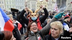 Tiltakozók Prágában a járványügyi óvintézkedések ellen tartott tüntetésen 2020. október 18-án.