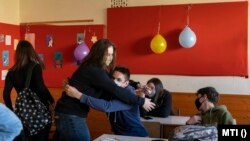 Májusban nagy öröm volt az iskolák újranyitása, például a nyíregyházi Szent Imre Katolikus Gimnáziumban, 2021. május 10-én