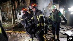 Salvatorii transportă trupul unei victime după un atac cu dronă al Rusiei la Harkov, Ucraina.