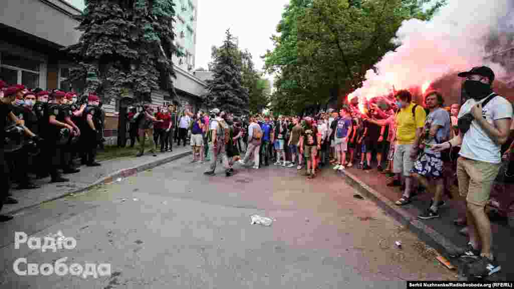 Тоді активістів не пускали до залу суду, хоча слухання справи визначене як відкрите для громадян