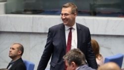 Deputatul bulgar Stanislav Anastasov de la DPS-Peevski, care se află printre autorii amendamentelor, în timpul sesiunii de vineri, 5 noiembrie 2025.
