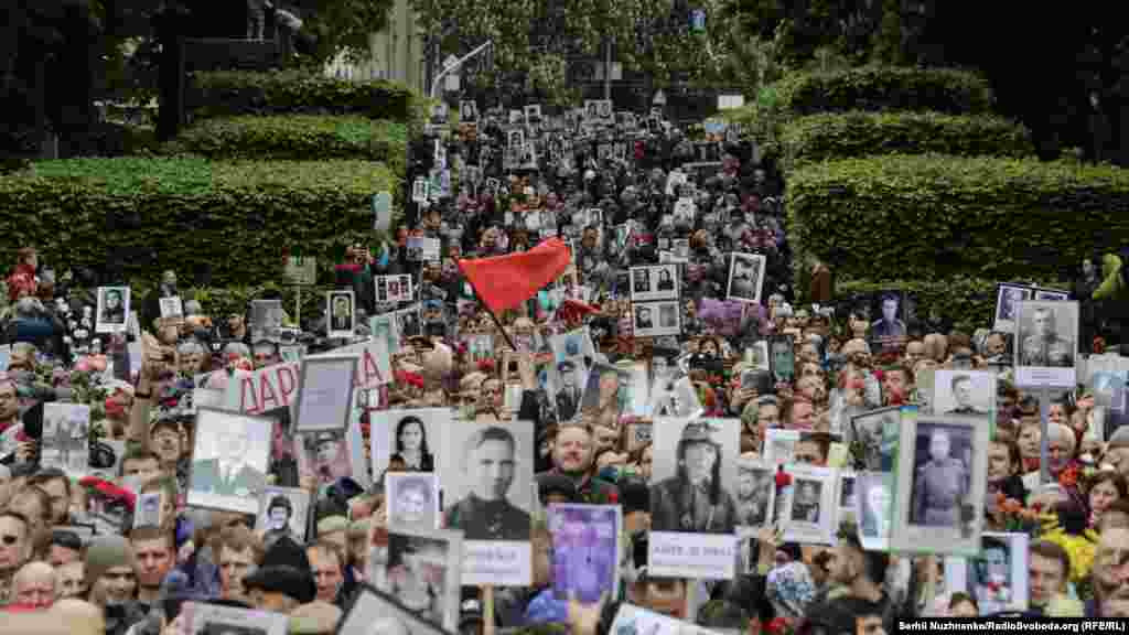 Уже пізніше, через декілька годин, рушила юрба &ndash; марш &laquo;Ніхто не забутий, ніщо не забуте&raquo;