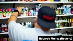 Продавец в магазине электронных сигарет. Иллюстративное фото. 