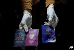 گذرنامه‌های خون‌آلود بریتانیایی، لهستانی و استرالیایی سه تن از امدادگران