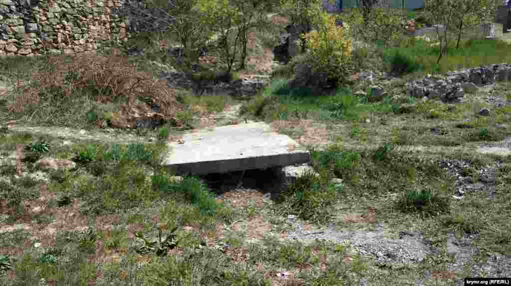 Дном Докового яру проклали русло дощові води, в деяких місцях видно &laquo;озера&raquo; засохлого бруду. Через природний водостік у багатьох місцях влаштовані містки. Саморобні, де з бетонної плити, а де просто із дощок