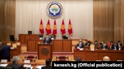 Премьер-министр Улукбек Марипов в Жогорку Кенеше, 2 февраля 2021 г.