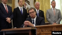 Президент Сербії Александар Вучич слухає промову президента США Дональда Трампа під час церемонії підписання домовленостей із прем'єр-міністром Косова Авдуллою Хоті, Вашингтон, 4 вересня 2020 року