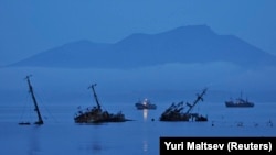 Кораблі біля острова Кунашир, який контролює Росія