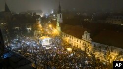 Масовий протест у центрі Братислави проти плану уряду Фіцо ліквідувати спеціалізовану прокуратуру, яка займається хабарництвом та організованою злочинність. Президентка Словаччини підтримала вимоги протестувальників. Братислава, 18 січня 2024 року