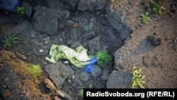 Український прапор знайшовся у воронці від снаряда, 23 липня 2015 року