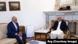 U nedavnom intervjuu, Gani je oštro kritikovao Halilzada i proglasio sporazum iz Dohe "tragedijom" (na fotografiji Gani i Halilzad u Kabulu, april 2021.)