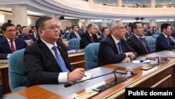 Мурат Нуртлеу парламенттин жыйынында.(солдон биринчи)