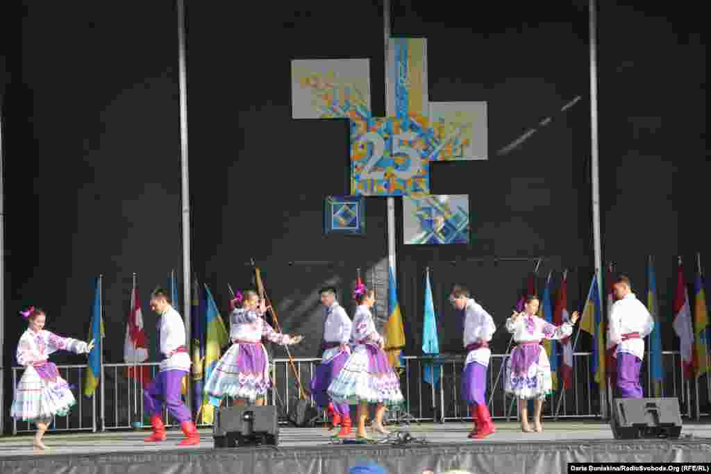 Український танок у виконанні місцевого колективу