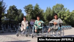 معلولین افغان در سال های گذشته نیز به دلیل تاخیر در پرداخت معاشات و اندک بودن امتیازات شکایت داشتند٬ امااز یک سال به این طرف این مشکلات و شکایات بیشتر شده است.