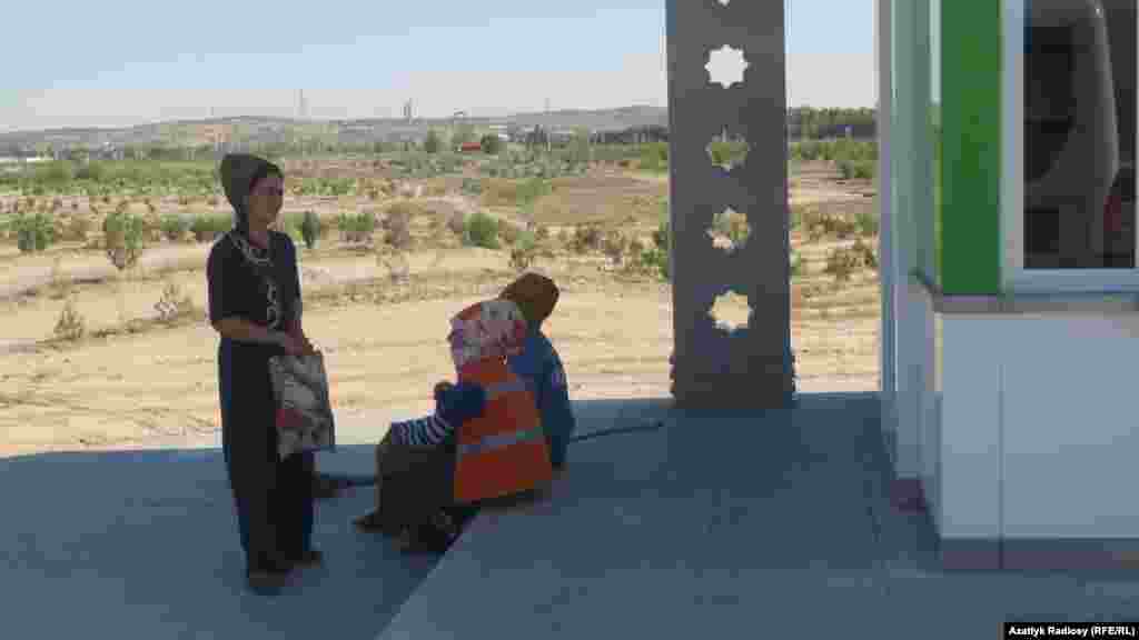 Сотрудники столичной службы по уборке улиц на отдыхе в тени автобусной остановки