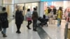 Посетители в търговски център в Хасково в понеделник, 1 февруари 2021 г.