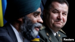 Харджит Саджан із міністром оборони України Степаном Полтораком в Оттаві, 3 квітня 2017 року