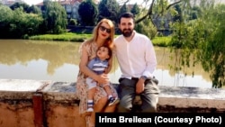 Mihai și Bella s-au stabilit în Elveția unde și-au format o familie. Cei doi au vorbit cu Europa Liberă despre ajutorul pe care îl primesc ca părinți de la statul elvețian.