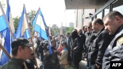 ოპოზიციის მომხრეთა მიტინგი საზოგადოებრივი მაუწყებლის შენობასთან