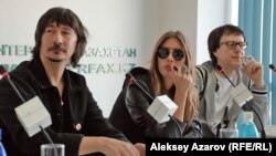 Участники группы A'Studio Байгали Серкебаев, Кети Топурия и Владимир Миклошич на брифинге. Алматы, 8 октября 2012 года.