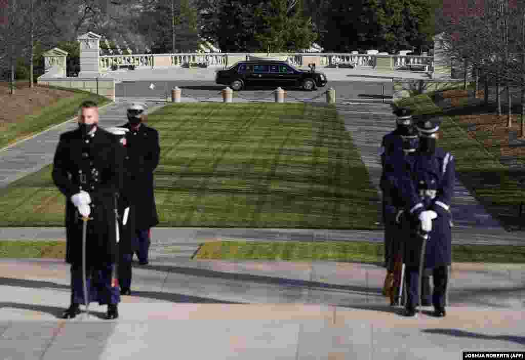 Vetura e presidentit Joe Biden dhe nënpresidentes, Kamala Harris arrin në Varrezat në Arlington në Virxhinia, ku ata vendosën kurora lulesh pranë varrit të Ushtarit të Panjohur.&nbsp; &nbsp;