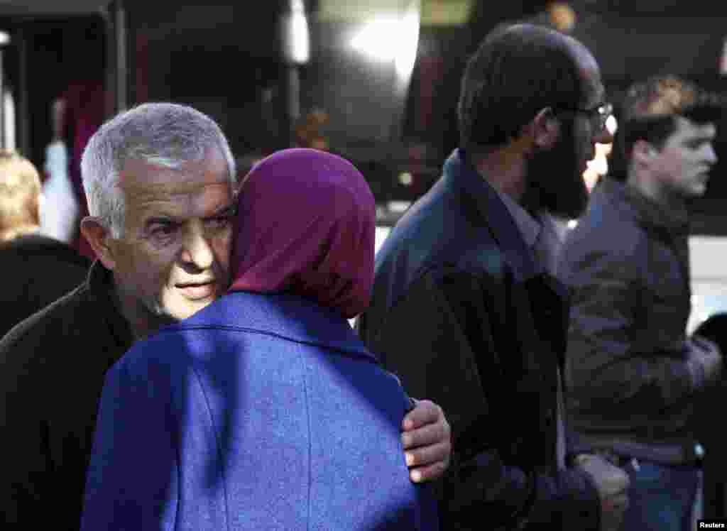 Shqip&euml;tar&euml;t i thon&euml; lamtumir&euml; nj&euml;ri tjetrit, teksa presin autobusin.