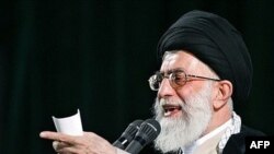 آيت الله خامنه ای، گفت:«نبايد برخی افراد به علت احساس حقارت يا شيفتگی در مقابل غرب، احکام و مبانی اسلام را با ديدگاه های غربی منطبق کنند».