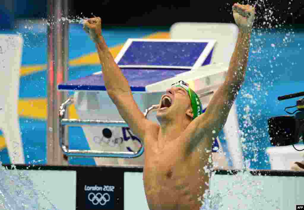 Южноафриканский пловец Чад Ле Кло сенсационно опередил Фелпса на его коронной дистанции 200 метров баттерфляем. Фелпс, который на двух предыдущих олимпиадах был чемпионом на этой дистанции, уступил Ле Кло всего 5 сотых секунды. 