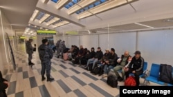 Высылаемые из России кыргызстанцы в аэропорту, ноябрь 2024 г.