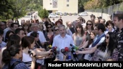 По информации газеты, 60 сотрудников центра подали заявление об уходе с работы после увольнения директора, хотя это далеко не все ее коллеги, которые намерены поступить так же