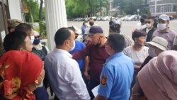 Собравшиеся перед зданием Верховного суда. 13 мая 2020 года.