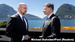 Денис Шмигаль (ліворуч) і Валдіс Домбровскіс під час зустрічі в 2022 році