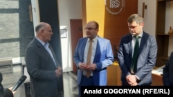Президент Аслан Бжания, председатель Нацбанка Беслан Барателиа и директор департамента международного сотрудничества Банка России Андрей Липин