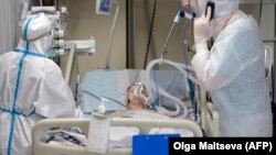 Орусия. Жасалма дем алдыруучу аппаратка кошулган бейтап. 