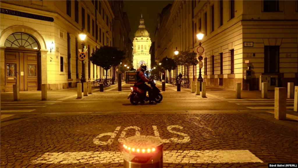 Robogós futár a Szent István Bazilikánál.