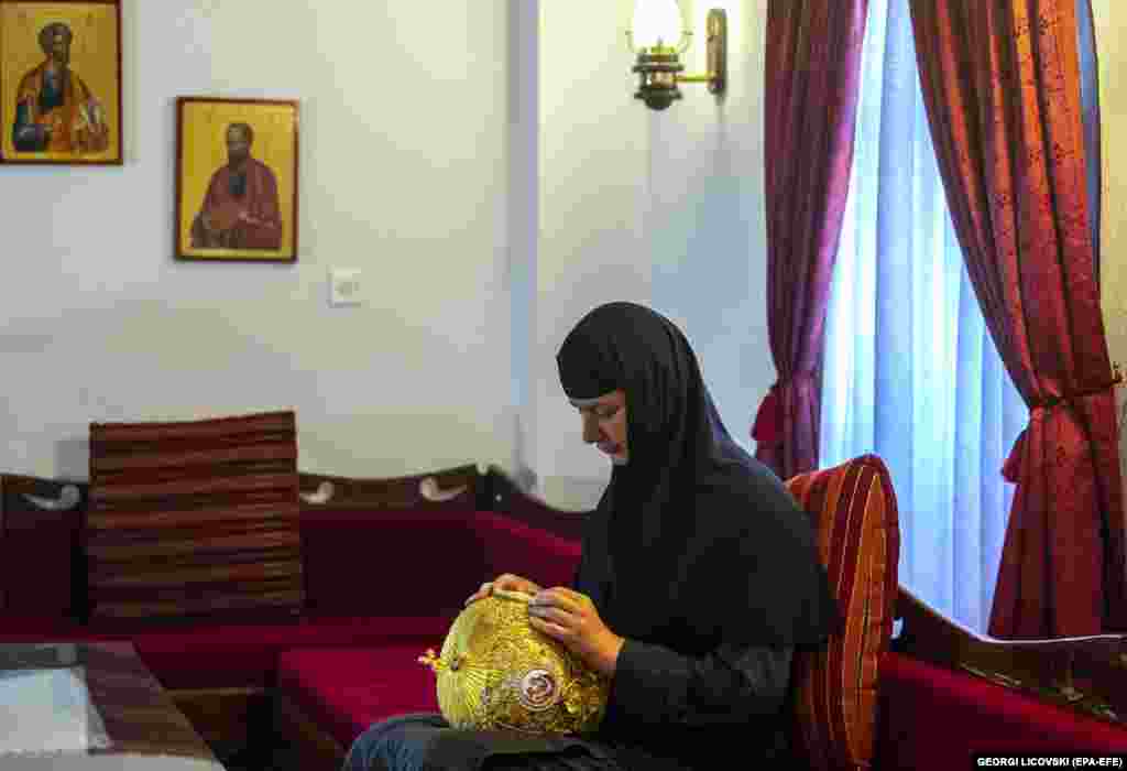 Комплекс включає в себе чотири окремих монастиря, в яких проживає близько 40 ченців, із загального числа близько 200 в Північній Македонії