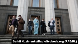 У Верховну Раду в масках. Як захищали себе депутати від коронавірусу – фото