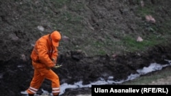 На месте крушения самолета-топливозаправщика в Панфиловском районе Чуйской области, 3 мая 2013 года. 