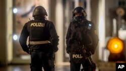 «За наявною інформацією, поліція вже затримала нападника. Тривають слідчі дії», – написав у фейсбуці речник МЗС України Олег Ніколенко