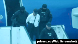 Володимир Плахотнюк (у центрі) в супроводі правоохоронців виходить із літака, яким його доставили до Кишинева
