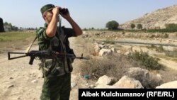 Пограничник в Баткенской области. Иллюстративное фото.