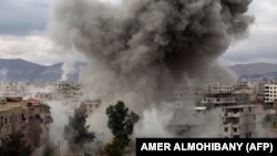 بشار اسد و روسيه متحد اصلی رژيم سوريه می‌گويند اين حملات برای پايان دادن به گلوله‌باران دمشق توسط شورشيان ضروری است.