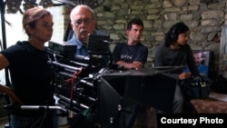 Kako gruzijska kinematografija uživa sve veću reputaciju u inostranstvu, kritičari kažu da vlada teži nezavisnosti filmskih stvaralaca u zemlji. 