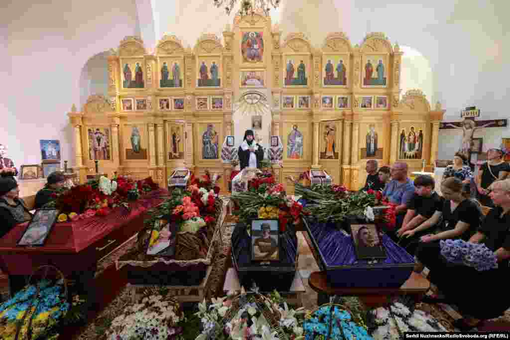 Маленька церква Різдва Пресвятої Богородиці в селі Іванковичі не могла вмістити усіх, хто прийшов віддати останню шану загиблій родині