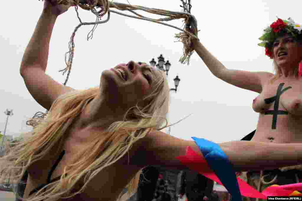 Активистки од организацијата Фемен со перформанс во Москва против изборните манипулации на парламентарните избори во Русија.